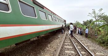 নীলসাগর এক্সপ্রেস লাইনচ্যুত, যাত্রীদের জন্য আপাতত বিকল্প ট্রেন