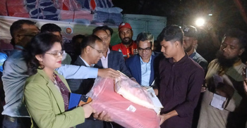 কড়াইল বস্তিতে আগুনে ক্ষতিগ্রস্ত পরিবারের মধ্যে খাবার বিতরণ