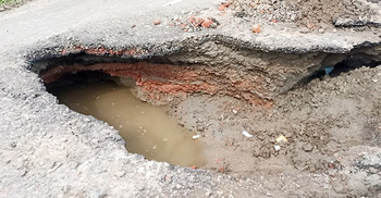 শরীয়তপুর-নড়িয়ার প্রধান সড়ক ধস, যানচলাচল বন্ধ