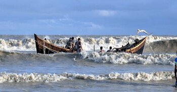 উত্তাল সাগরে উল্টে যায় ট্রলার, ৩ ঘণ্টা সমুদ্রে ভেসে ছিলেন জেলেরা