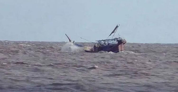 মেঘনায় ট্রলারডুবি ৬ জেলে উদ্ধার