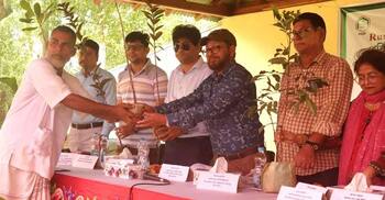 সখীপুরে তালিম ঘরে চারা বিতরণ ও আধুনিক চাষের প্রশিক্ষণ অনুষ্ঠিত