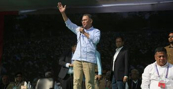 একটি দল মা-বোনদের তুচ্ছ-তাচ্ছিল্য করছে, ঘরে বন্দি করতে চাচ্ছে