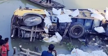 মানিকগঞ্জে নদীতে উল্টে পড়লো সারবোঝাই ট্রাক