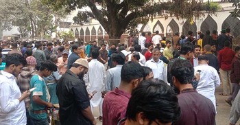 হাদির সমাধি দেখতে টিএসসি থেকে শাহবাগ পর্যন্ত জনস্রোত