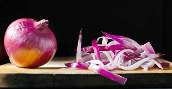 কাঁচা পেঁয়াজ খাওয়া উপকারী হলেও যাদের জন্য ক্ষতিকর