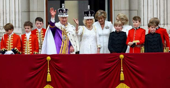 অভিষেকের পর বাকিংহাম প্যালেসে ফিরলেন রাজা-রানি