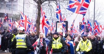 যুক্তরাজ্যে ডানপন্থি ইসলামবিরোধী মিছিল ঘিরে উত্তেজনা-সংঘর্ষ