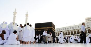 ইহরাম বাঁধার পর ওমরাহ না করতে পারলে করণীয়