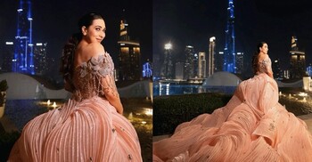 ৫২ বছরে রানওয়েতে রাজকীয় গ্ল্যামার দেখালেন কারিশমা কাপুর