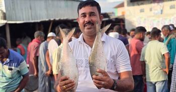 ১৬ হাজারে জোড়া ইলিশ কিনলেন যুক্তরাষ্ট্র প্রবাসী