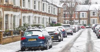 তুষারপাতে বিপর্যস্ত যুক্তরাজ্য, বন্ধ শতাধিক স্কুল