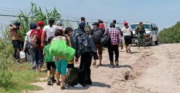 যুক্তরাষ্ট্রে বাড়ছে অবৈধ অভিবাসী, এক বছরে গ্রেফতার ১২ হাজার
