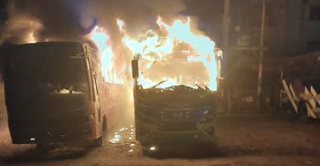 নাটোরে দাঁড়িয়ে থাকা ২ বাসে আগুন
