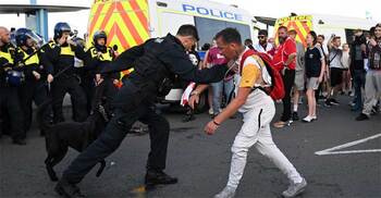 যুক্তরাজ্যে দাঙ্গা, পরিস্থিতি নিয়ন্ত্রণে ৬ হাজার পুলিশ মোতায়েন