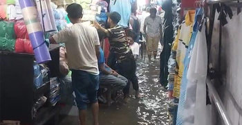 পূজার আগে বৃষ্টিতে ভাসলো কলকাতা