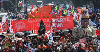 ফিলিপাইনে প্রেসিডেন্টের পদত্যাগ দাবিতে বিক্ষোভ