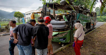 ইন্দোনেশিয়ায় বাস উল্টে ১৬ জনের মৃত্যু