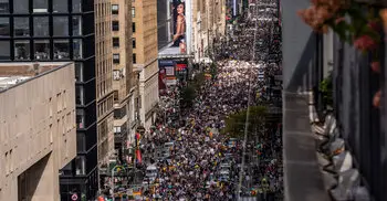 সরকারি কর্মকর্তার গুলিতে নারীর মৃত্যু; যুক্তরাষ্ট্রজুড়ে বিক্ষোভ, রাস্তায় হাজারো মানুষ