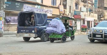 প্রার্থীদের সমর্থক দিচ্ছেন ভোটারদের রিকশা সুবিধা