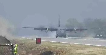 মোদীকে নিয়ে মহাসড়কে নামলো উড়োজাহাজ