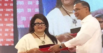 গুণীজনদের হাতে একুশে পদক তুলে দিলেন প্রধানমন্ত্রী