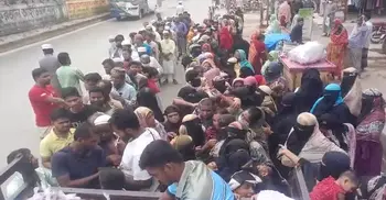 টিসিবির পণ্য নিতে দীর্ঘ লাইন, ক্রেতাদের ঝগড়া আর ধাক্কাধাক্কি
