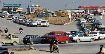 মধ্যপ্রাচ্য যুদ্ধের কারণে দাম বৃদ্ধি পাকিস্তানের গ্যাস পাম্পগুলিতে দীর্ঘ লাইন