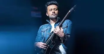 আতিফের সুরে মুগ্ধ হাজারো ভক্ত, কণ্ঠ মেলালেন একসঙ্গে