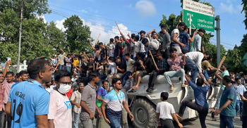 Jubilant crowds occupy Dhaka streets