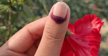 ভোটের আনন্দ স্মরণীয় করতে আঙুলের ছবি নিন এভাবে