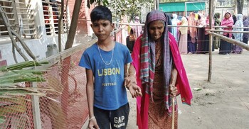 চোখে দেখেন না রানী বেগম, ১০ বছর পর এলেন ভোটকেন্দ্রে