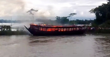 মাঝ নদীতে পুড়ে ছাই পর্যটকবাহী হাউজবোট