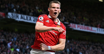 Man Utd beat Everton to maintain top-four push