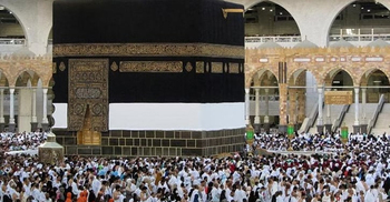Huge crowds circle Kaaba as hajj begins in Saudi heat