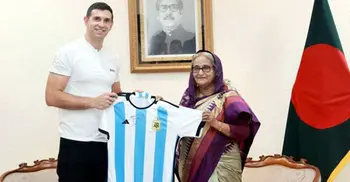 Argentine World Cup winning goalkeeper Martinez calls on PM