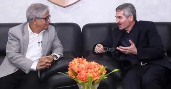 Iranian diplomat calls on DU VC