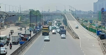 Elevated expressway openes to traffic