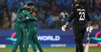 De Kock, Van der Dussen hit tons as South Africa thump New Zealand