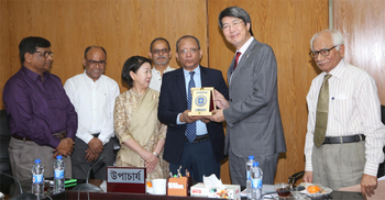 Japanese envoy calls on RU VC