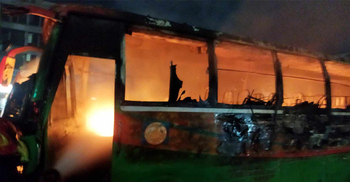 Miscreants set bus on fire in Jatrabari
