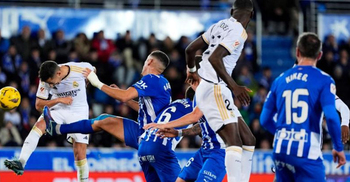 Vazquez scores late winner as 10-man Real go top