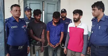 Three held while trying to detonate bombs on train
