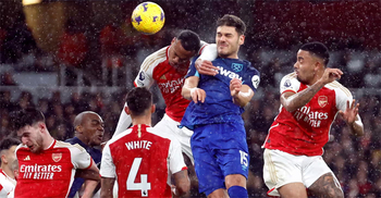 Arsenal miss chance to go top as West Ham win at Emirates