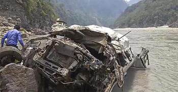 12 dead as minibus falls into gorge in India