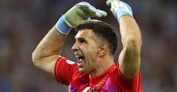 Emi Martinez stars as Argentina beat Ecuador on penalties