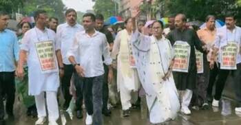বিজেপির রাজ্যে বাঙালিদের হেনস্তা, বৃষ্টি মাথায় নিয়েই মমতার মিছিল