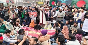 হাদি হত্যার বিচার দাবিতে কুমিল্লায় সড়ক অবরোধ