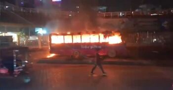 রামপুরায় টিভি গেটের সামনে বাসে আগুন