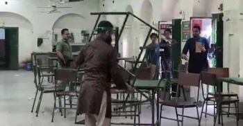 ঢাবির মধুর ক্যান্টিনে চেয়ার-টেবিল ভাঙচুর, আটক ১